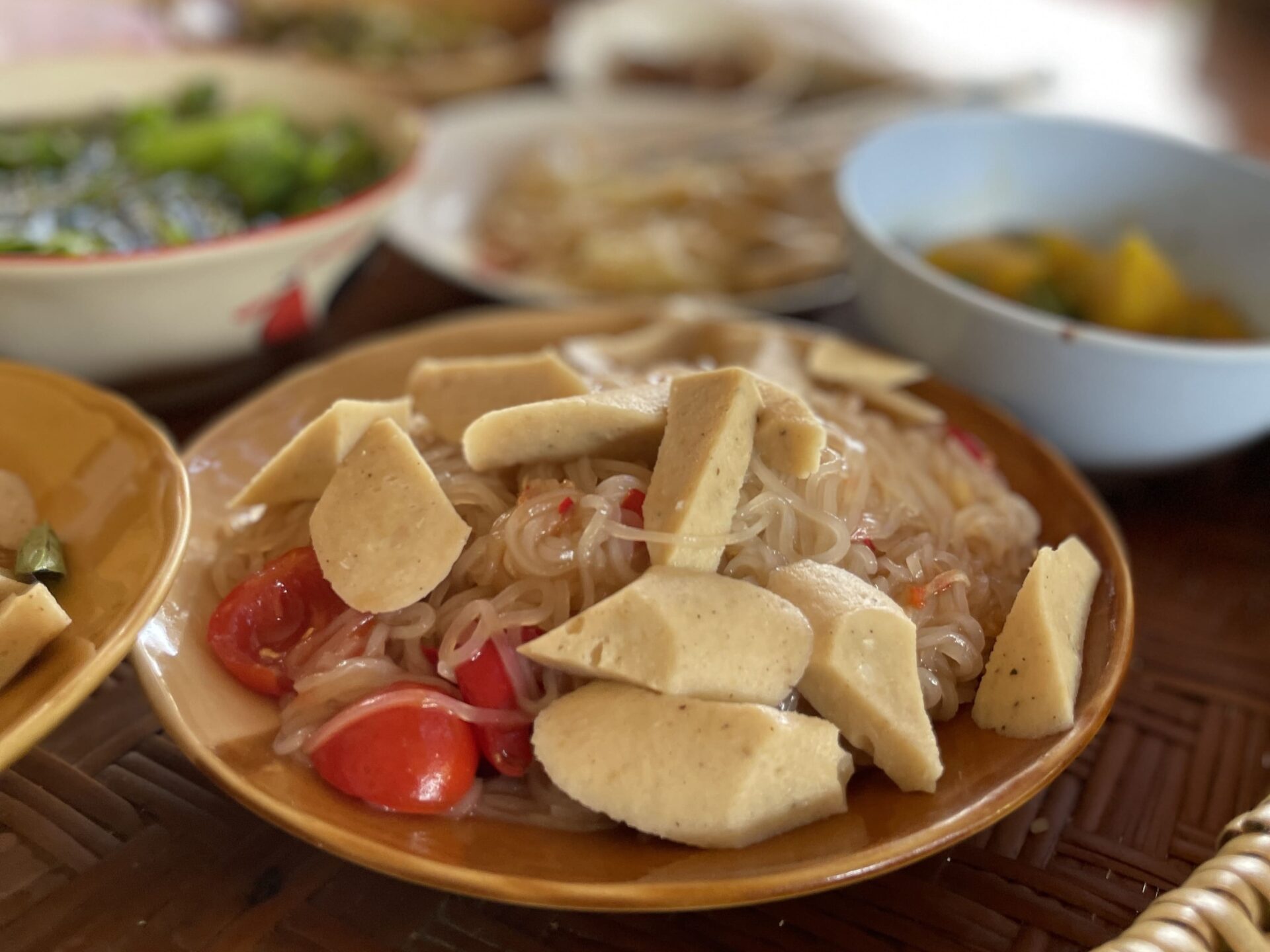 野菜と一緒に盛り付けられたタイルー族のこんにゃく料理