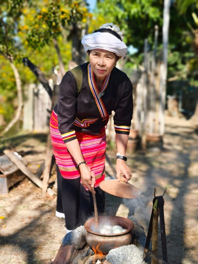 タイルー族の女性の衣装