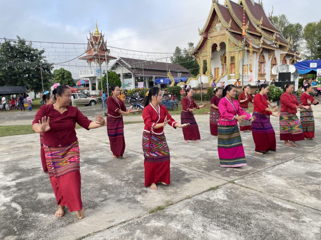 伝統的な踊りを踊るタイルー族の方