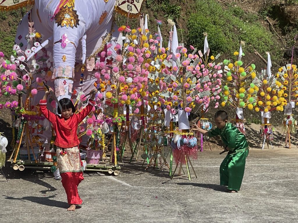 踊りを披露する村の子ども