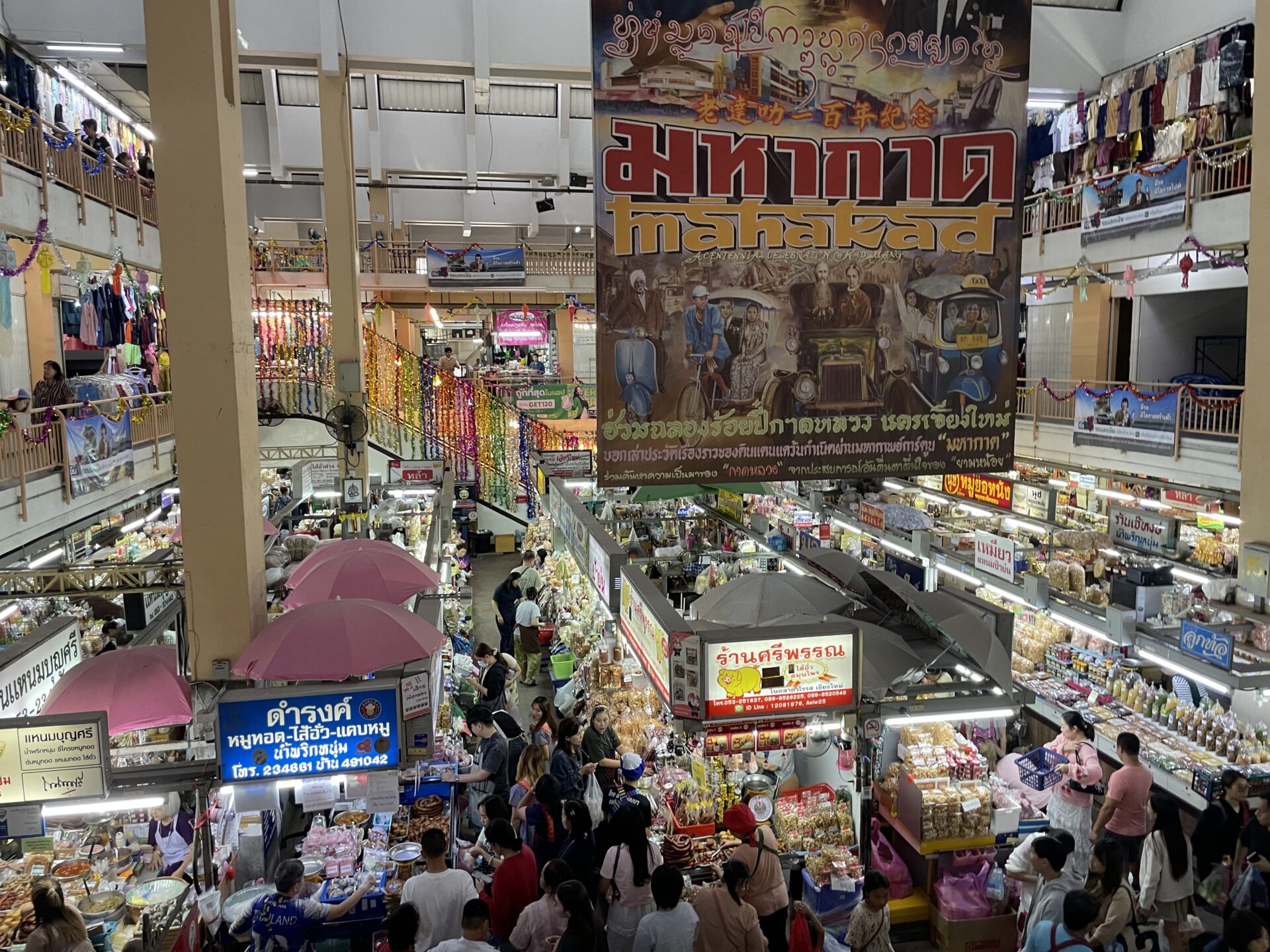 チェンマイのワローロット市場に並ぶ店舗と商品