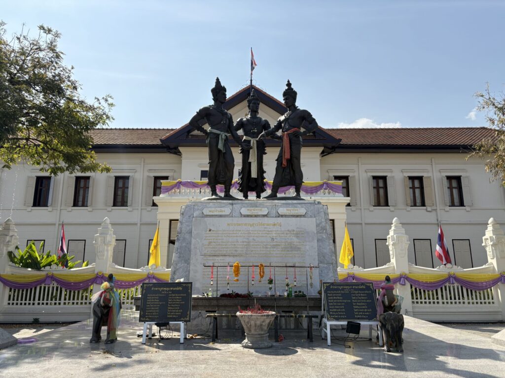 三王記念像