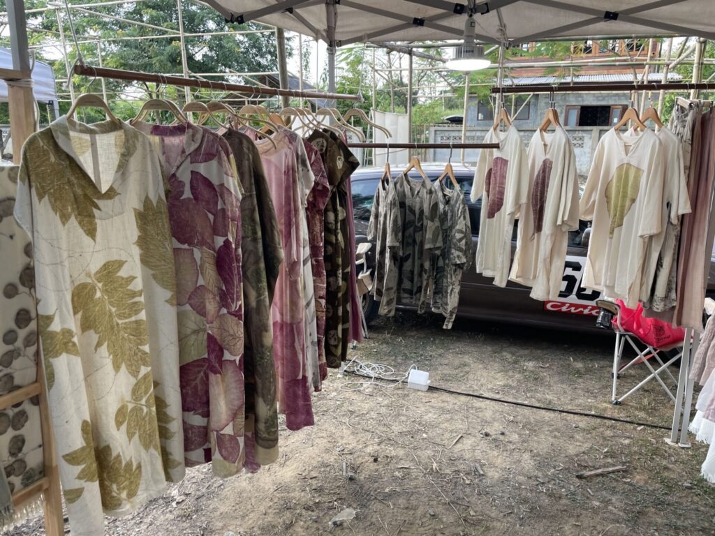 葉を使って染色した衣服
