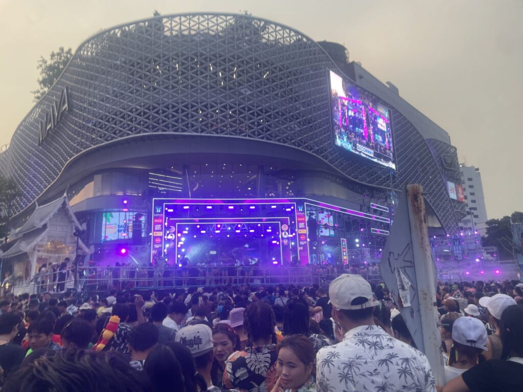 水かけ祭りのMAYA