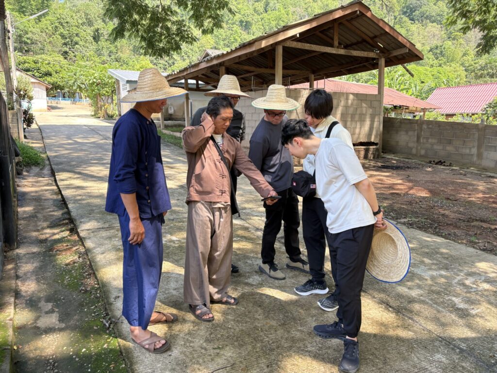 ジョームさん(茶色い服)が説明
