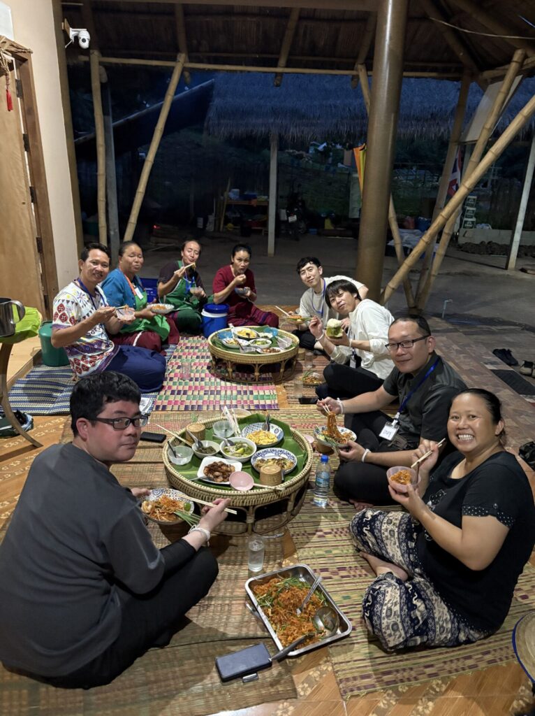 村の方と夕食