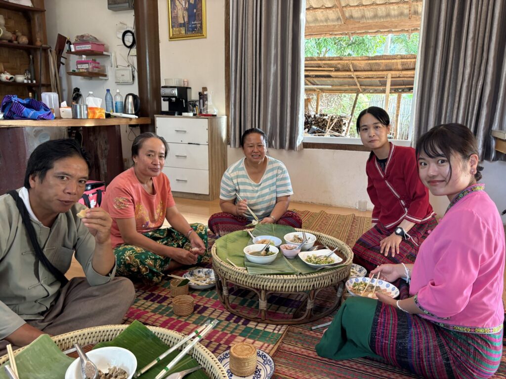 家の中で食事