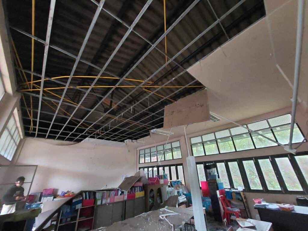 剥がれ落ちた天井