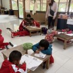 良いとは言えない環境で勉強をする子どもたち