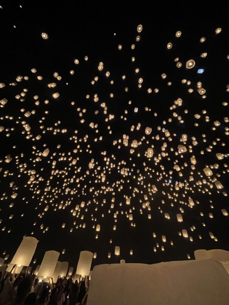 空に打ちあがるコムローイ