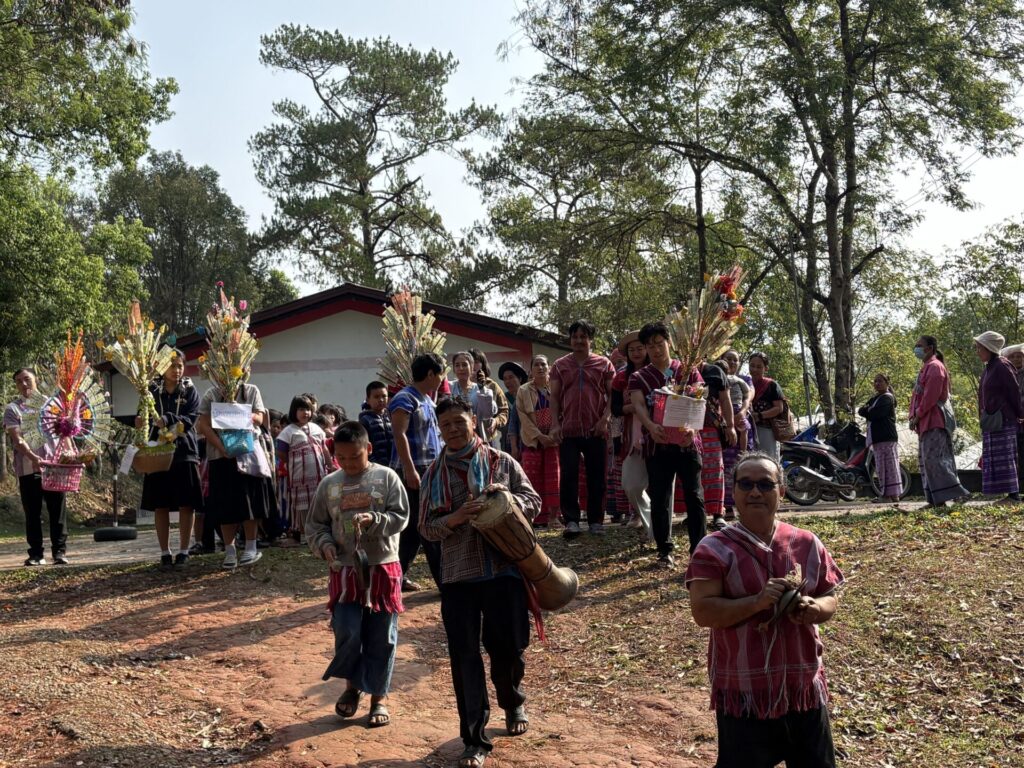 お供え物をもって行進