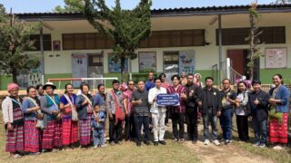 校舎前で記念撮影