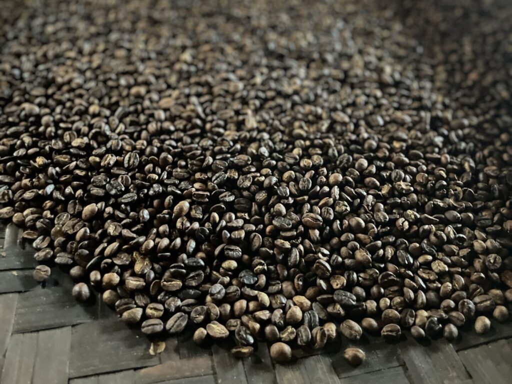 焙煎が完了したコーヒー豆