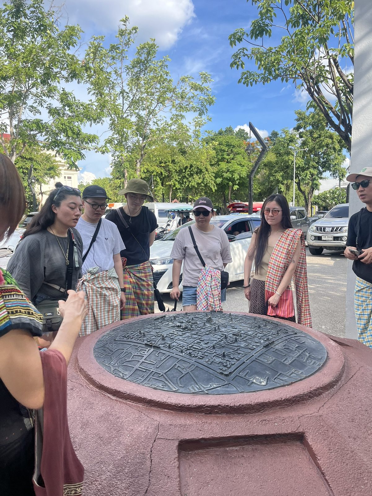 チェンマイ旧市街の街の模型を囲んで説明を聞く参加者