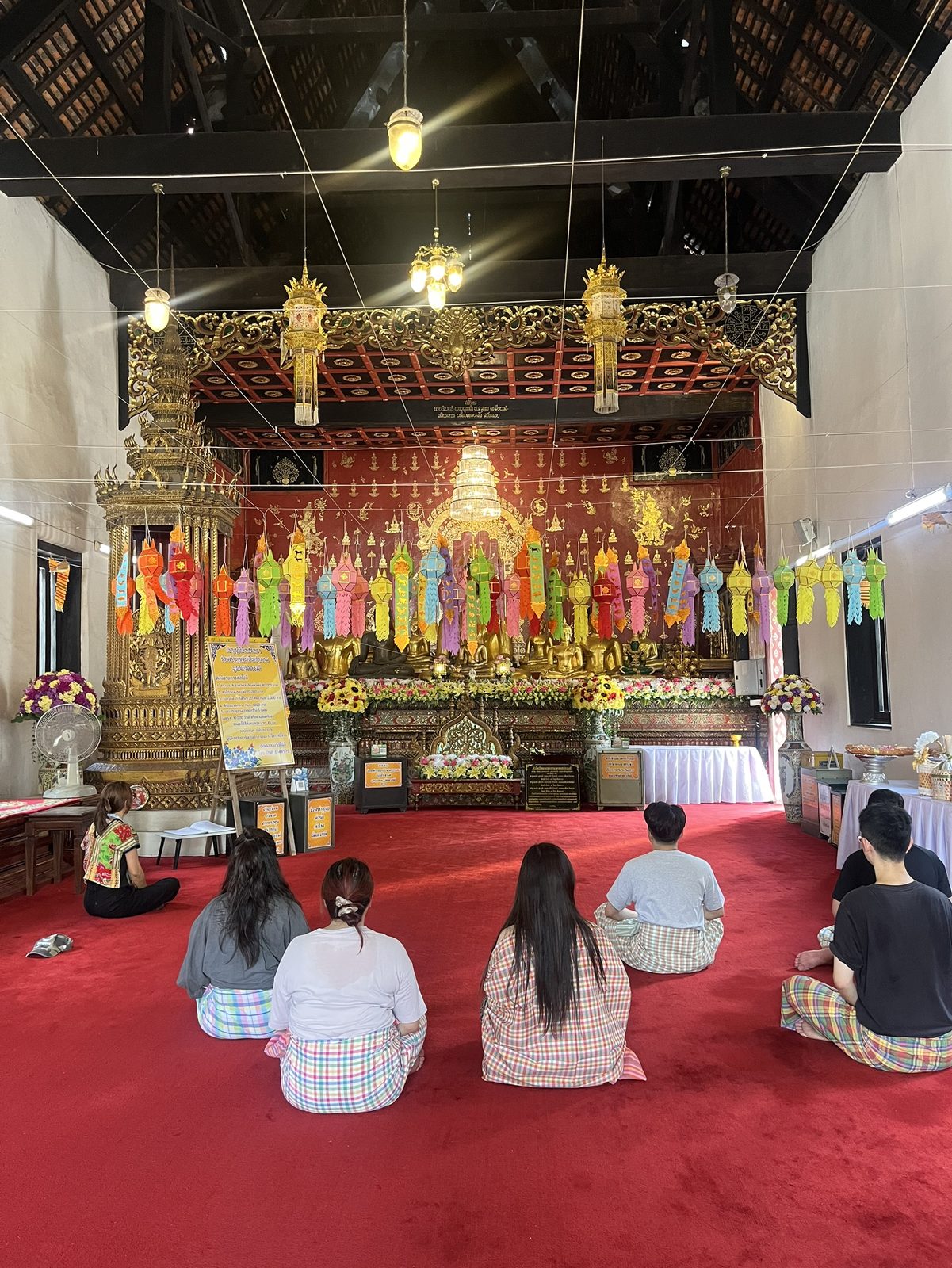 チェンマイ旧市街の寺院の本堂で瞑想する参加者