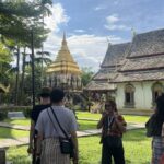 チェンマイ旧市街の寺院でガイドの説明を聞く参加者