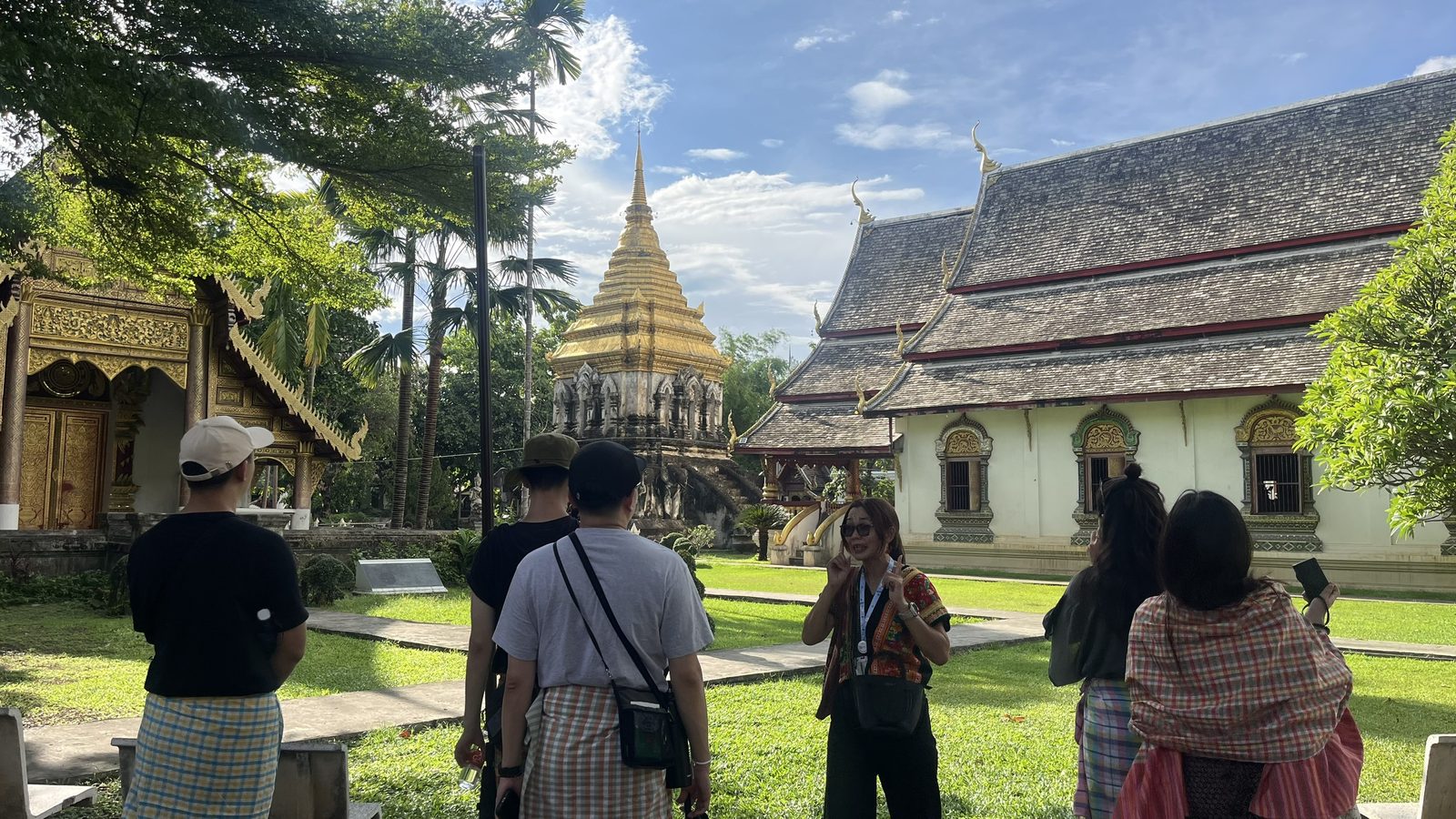 チェンマイ旧市街の寺院でガイドの説明を聞く参加者