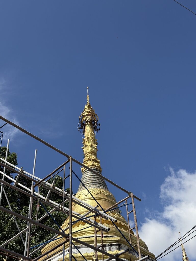 仏塔の先端部分の飾りにもクワトーンが使われている