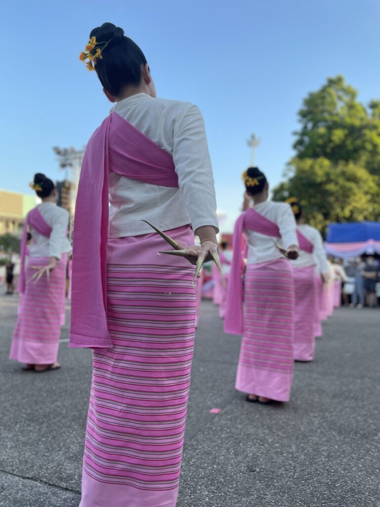 チェンマイの長い爪の踊りをする際に、指に真鍮製の長い付け爪をつける